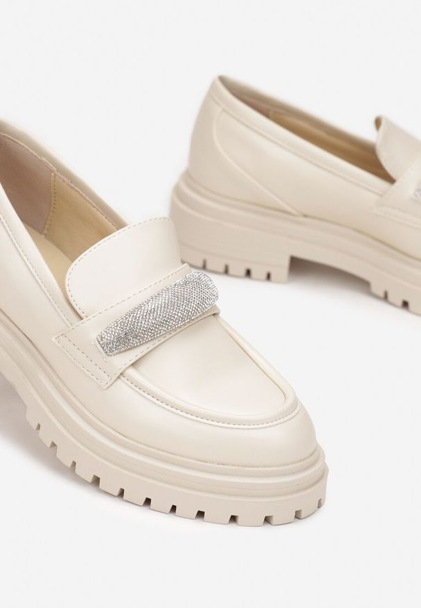 Renee - Beżowe Mokasyny na Grubej Podeszwie z Ozdobą z Cyrkonii Neosa. Okazja: na co dzień. Nosek buta: okrągły. Kolor: beżowy. Wzór: aplikacja. Materiał: jeans. Sezon: wiosna, jesień. Obcas: na obcasie. Styl: casual, klasyczny. Wysokość obcasa: niski