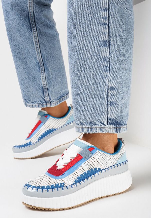 Born2be - Biało-Niebieskie Sneakersy z Patchworkową Cholewką i Tłoczoną Platformą Geridia. Kolor: biały. Szerokość cholewki: normalna. Obcas: na platformie