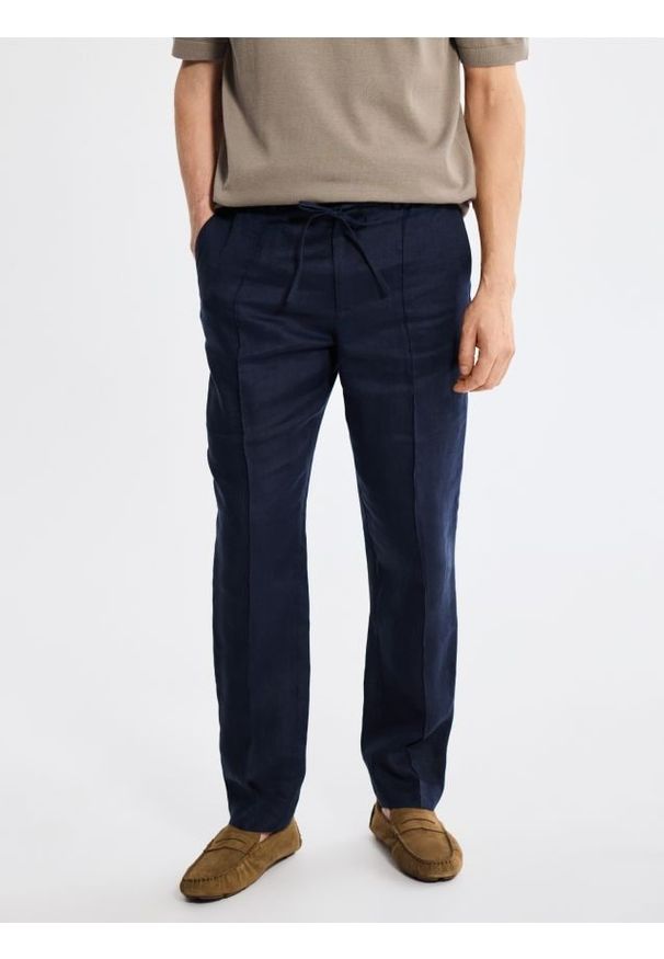 Reserved - Lniane spodnie jogger - granatowy. Kolor: niebieski. Materiał: len