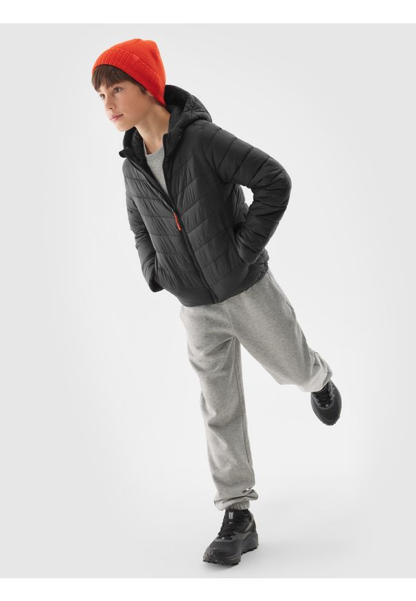 4f - 4F Kurtka puchowa z wypełnieniem syntetycznym chłopięca - czarna 122 (6-7 lat). Okazja: na co dzień. Typ kołnierza: kaptur, kołnierzyk stójkowy. Kolor: czarny. Materiał: syntetyk, puch. Długość: długie. Wzór: gładki, jodełka. Sezon: lato. Styl: sportowy, klasyczny, casual, elegancki