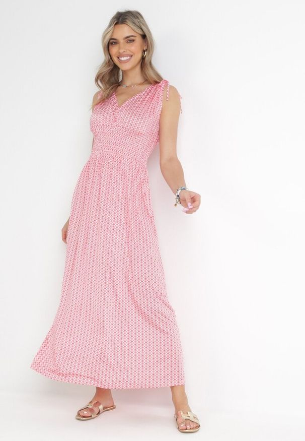 Born2be - Czerwona Rozkloszowana Sukienka z Wiskozy Kahna. Kolor: czerwony. Materiał: wiskoza. Długość rękawa: bez rękawów. Sezon: lato