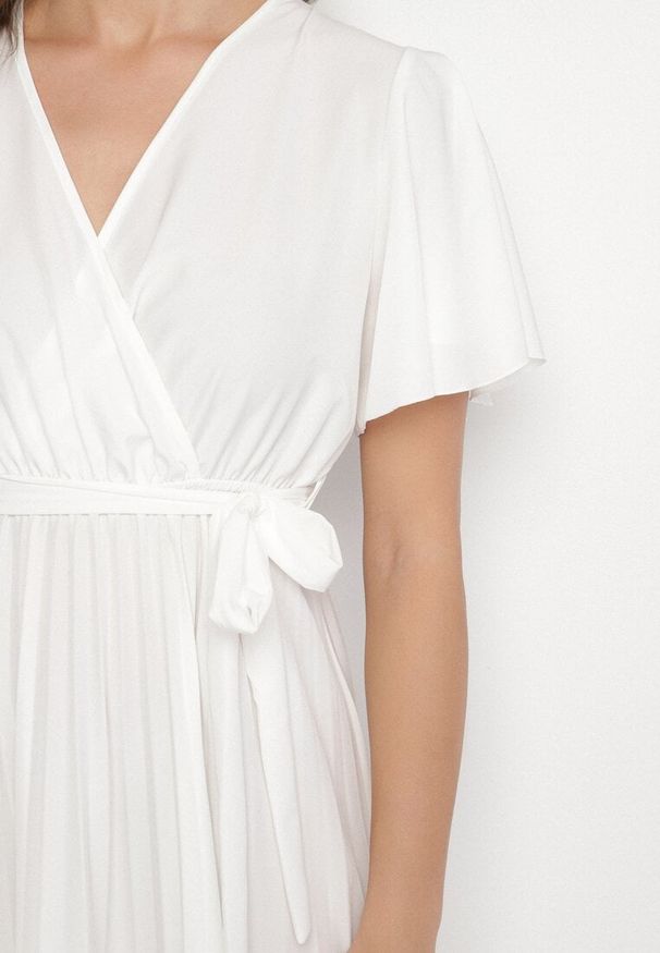 Born2be - Biała Sukienka Plisowana z Dekoltem w V z Paskiem w Talii Zolseki. Okazja: na co dzień. Kolor: biały. Styl: casual, klasyczny