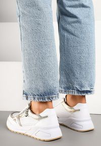 Renee - Białe Skórzane Sneakersy z Ozdobną Perforacją i Suwakiem Amiriella. Okazja: na co dzień. Kolor: biały. Materiał: skóra. Wzór: aplikacja