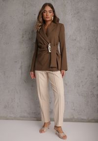 Renee - Brązowa Marszczona Marynarka Taliowana z Wiskozą z Ozdobą przy Wiązaniu Zynelle. Kolor: brązowy. Materiał: wiskoza. Wzór: aplikacja. Styl: elegancki #6