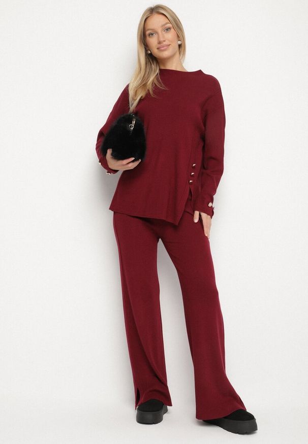 Born2be - Bordowy Dzianinowy Komplet z Wiskozą Spodnie i Sweter Zdobiony Guzikami Unisea. Kolor: czerwony. Materiał: dzianina, wiskoza. Wzór: aplikacja