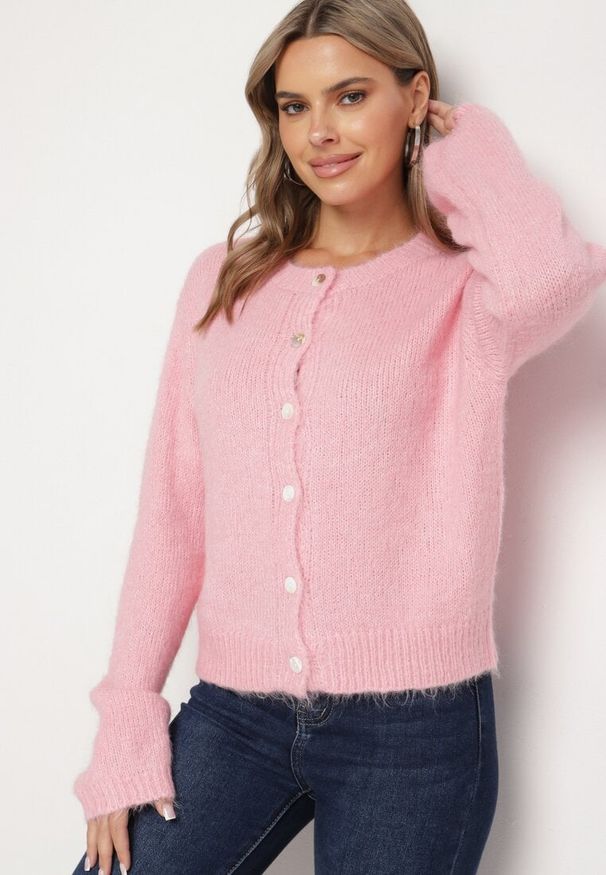 Born2be - Różowy Casualowy Kardigan o Klasycznym Kroju Riathiel. Okazja: na co dzień. Kolor: różowy. Materiał: jeans. Długość rękawa: długi rękaw. Długość: długie. Styl: klasyczny, casual