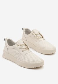 Born2be - Beżowe Sneakersy Skórzane z Perforowaną Cholewką Tiravis. Okazja: na co dzień. Kolor: beżowy. Materiał: skóra. Szerokość cholewki: normalna. Wzór: aplikacja