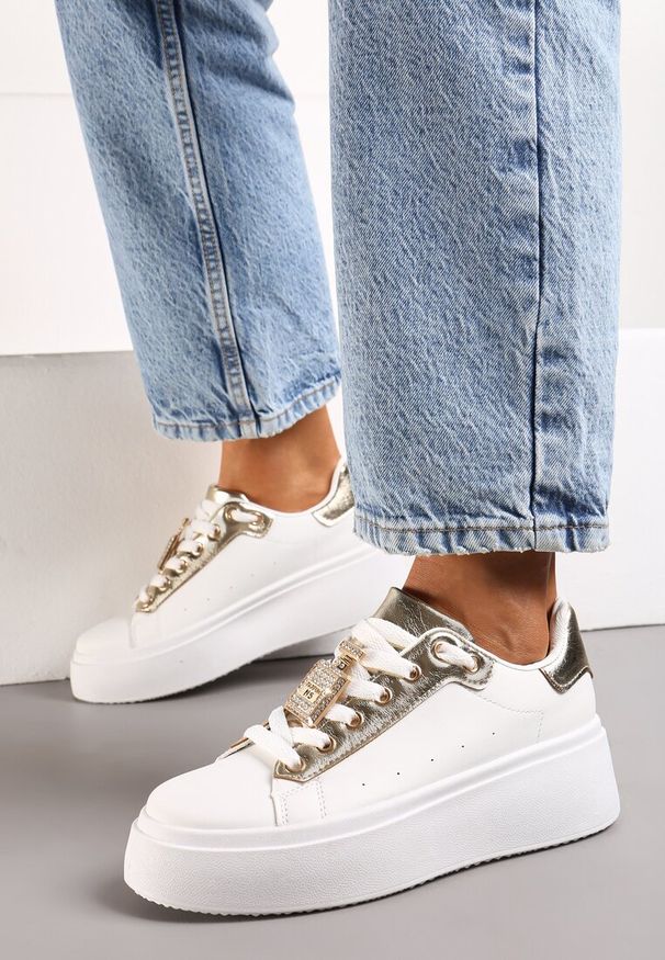Renee - Biało-Złote Sneakersy z Metaliczną Zawieszką na Sznurówkach Ozdobioną Cyrkoniami Edosa. Okazja: na spacer. Kolor: biały. Wzór: aplikacja. Sport: turystyka piesza