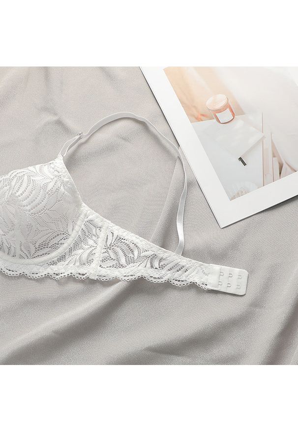 Intica - Komplet bielizny z haftem na romantyczne wieczory Jsandye. Kolor: biały. Materiał: tkanina, materiał. Wzór: haft