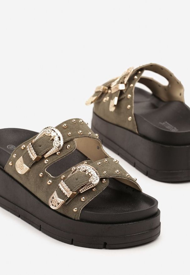 Born2be - Zielone Klapki na Grubej Podeszwie z Paskami z Klamrami Zdobione Nitami Kosamira. Kolor: zielony. Materiał: jeans. Wzór: aplikacja. Sezon: lato. Styl: elegancki