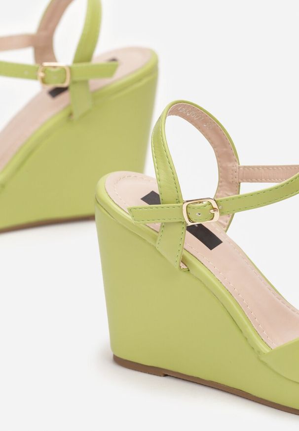 Renee - Zielone Sandały na Wysokim Koturnie z Paskiem Jemmina. Zapięcie: pasek. Kolor: zielony. Obcas: na koturnie