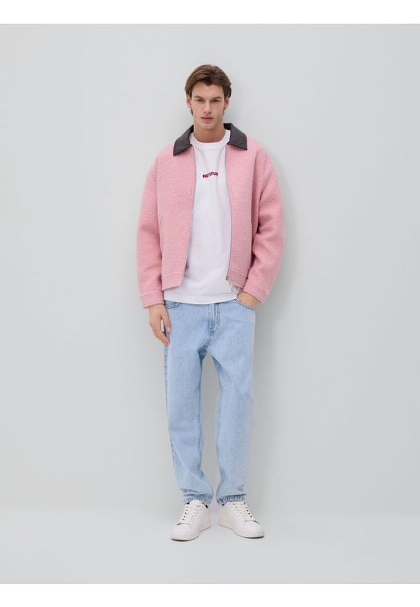 Reserved - Jeansy carrot z efektem sprania - niebieski. Kolor: niebieski