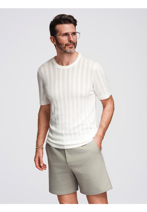 Ombre Clothing - Męski ażurowy sweter z okrągłym dekoltem i krótkim rękawem – biały V1. Kolor: biały. Materiał: prążkowany, elastan, dzianina, nylon, wiskoza. Długość rękawa: krótki rękaw. Długość: krótkie. Wzór: ażurowy. Styl: elegancki