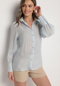Born2be - Niebieska Klasyczna Koszula z Wiskozą Linarina. Okazja: na spotkanie biznesowe. Typ kołnierza: kołnierzyk klasyczny. Kolor: niebieski. Materiał: wiskoza. Styl: klasyczny #6