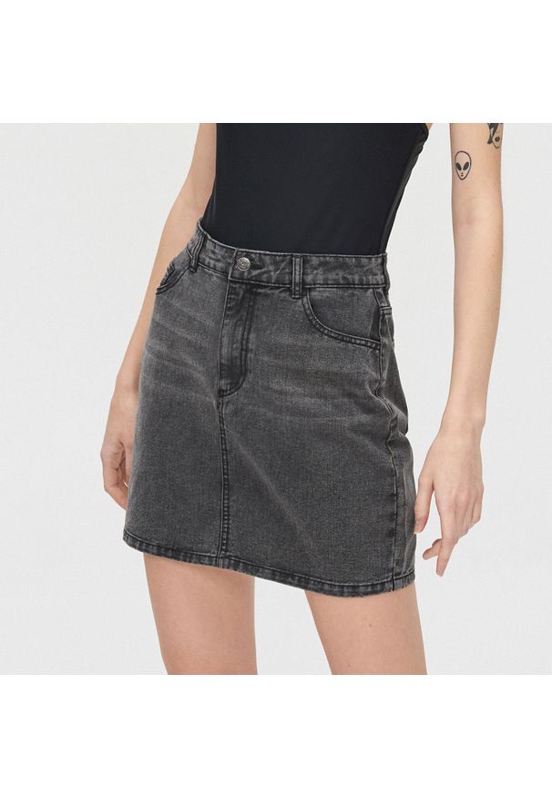 Cropp - Jeansowa mini spódnica - Szary. Kolor: szary. Materiał: jeans