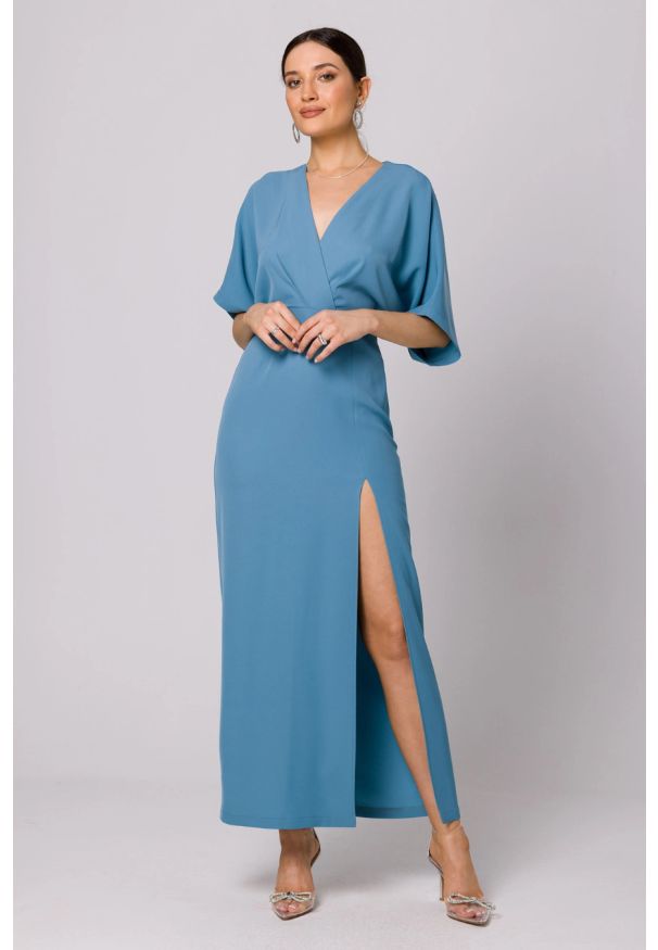 Makover - Długa sukienka z dekoltem V i rozcięciem kimonowa niebieska. Okazja: na ślub cywilny, na wesele, na imprezę. Kolor: niebieski. Typ sukienki: ołówkowe. Styl: wizytowy. Długość: maxi