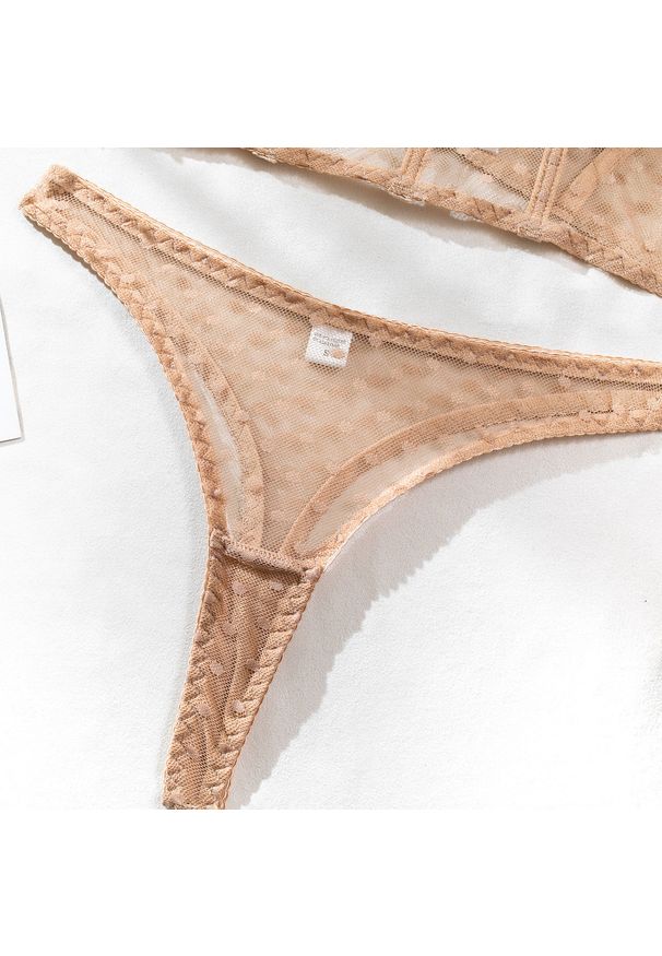 Intica - Komplet bielizny z siateczki z biustonoszem i stringami na romantyczne wieczory Zonda. Kolor: beżowy. Materiał: materiał