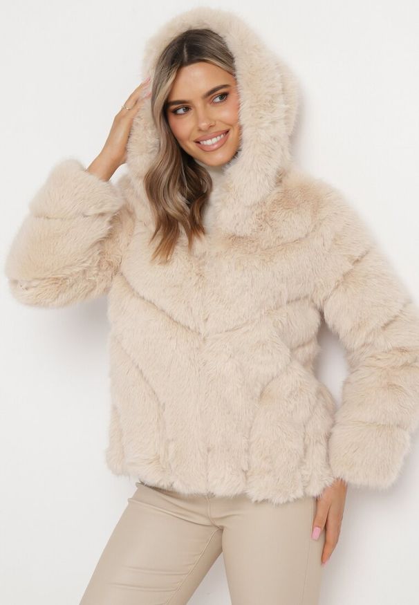 Born2be - Jasnobeżowa Futrzana Kurtka z Kapturem Daviella. Typ kołnierza: kaptur. Kolor: beżowy. Materiał: futro. Wzór: aplikacja