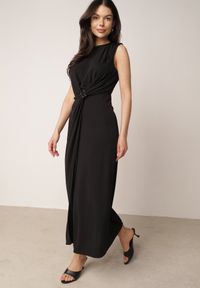 Born2be - Czarna Elegancka Sukienka z Marszczeniami i Drapowaniem o Taliowanym Kroju z Metalowym Akcentem Azaervienne. Okazja: do pracy, na co dzień. Kolor: czarny. Typ sukienki: proste. Styl: elegancki. Długość: maxi #4