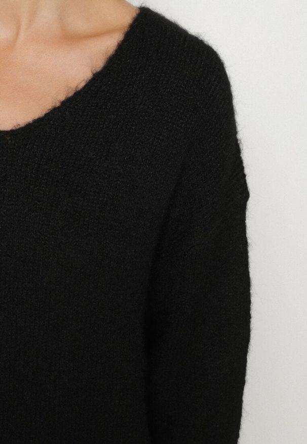 Born2be - Czarny Sweter z Dodatkiem Wełny i Dekoltem w Serek Estorea. Okazja: na co dzień. Typ kołnierza: dekolt w serek. Kolor: czarny. Materiał: wełna. Styl: elegancki, casual, klasyczny