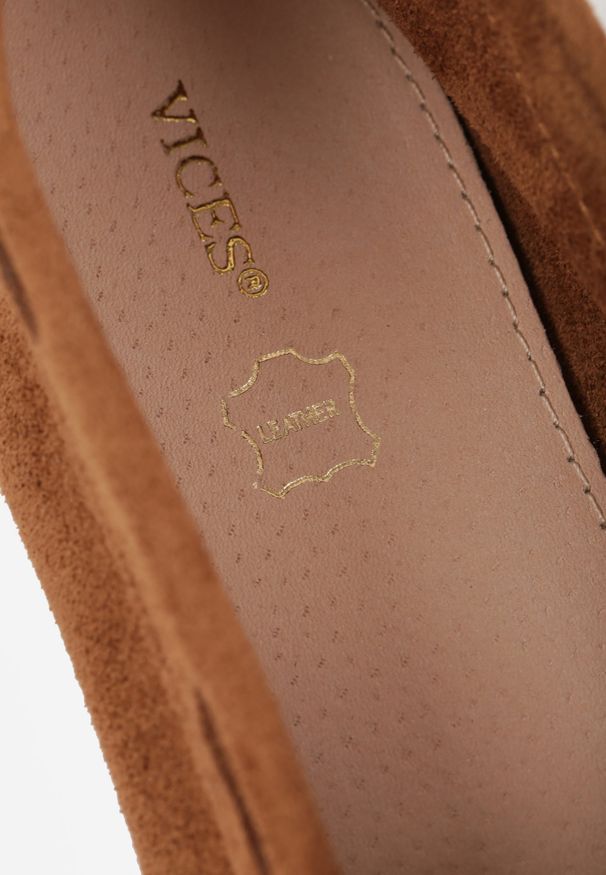 Renee - Jasnobrązowe Mokasyny VICES z Imitacji Zamszu z Kokardką Kolorowymi Koralikami i Skórzaną Wkładką Nenden. Okazja: na co dzień. Kolor: brązowy. Materiał: skóra, zamsz. Wzór: kolorowy. Styl: casual, elegancki