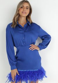 Born2be - Granatowa Sukienka Satynowa z Piórkami na Dole Zaitena. Okazja: na co dzień. Kolor: niebieski. Materiał: satyna. Wzór: aplikacja. Typ sukienki: koszulowe. Styl: klasyczny, casual #4