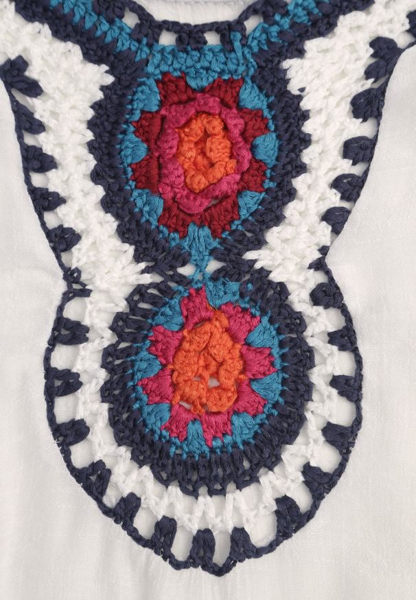 Born2be - Biała Boho Bluzka Narzutka z Rękawem 3/4 Dimette. Okazja: na co dzień. Typ kołnierza: dekolt w kształcie V. Kolor: biały. Materiał: jeans. Wzór: aplikacja, kolorowy, haft. Styl: boho