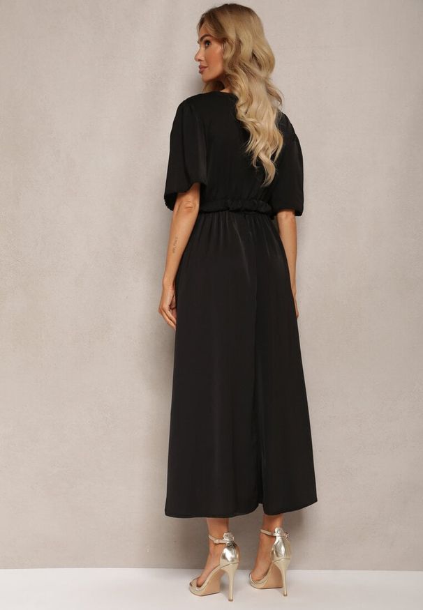 Renee - Czarna Sukienka o Kopertowym Kroju z Marszczoną Gumką i Paskiem w Talii Dariane. Kolor: czarny. Długość rękawa: krótki rękaw. Sezon: lato. Typ sukienki: kopertowe. Styl: elegancki