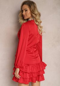 Renee - Czerwona Sukienka Mini z Kopertowym Dekoltem i Falbankami Onnas. Typ kołnierza: kołnierz z falbankami. Kolor: czerwony. Typ sukienki: kopertowe. Długość: mini #4