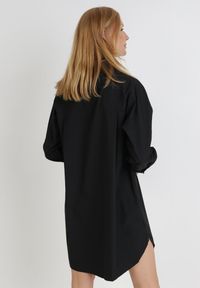 Born2be - Czarna Sukienka Euranes. Kolor: czarny. Materiał: tkanina, bawełna. Długość rękawa: długi rękaw. Wzór: aplikacja. Typ sukienki: koszulowe, dopasowane. Długość: mini #3