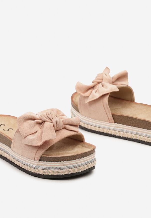 Born2be - Różowe Płaskie Klapki w Stylu Boho Ozdobione Kokardą Fieanna. Okazja: na co dzień. Kolor: różowy. Materiał: len. Wzór: aplikacja. Sezon: lato. Styl: boho
