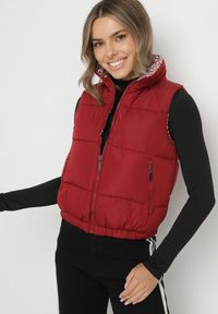 Born2be - Bordowa Pikowana Kamizelka z Ozdobną Podszewką Olianela. Okazja: na co dzień, na spacer. Kolor: czerwony. Materiał: jeans. Wzór: aplikacja. Styl: casual, elegancki #7