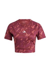 Adidas - Techfit Camo Print Crop Training Tee. Kolor: wielokolorowy, czerwony, różowy. Materiał: materiał. Technologia: Techfit (Adidas). Wzór: nadruk