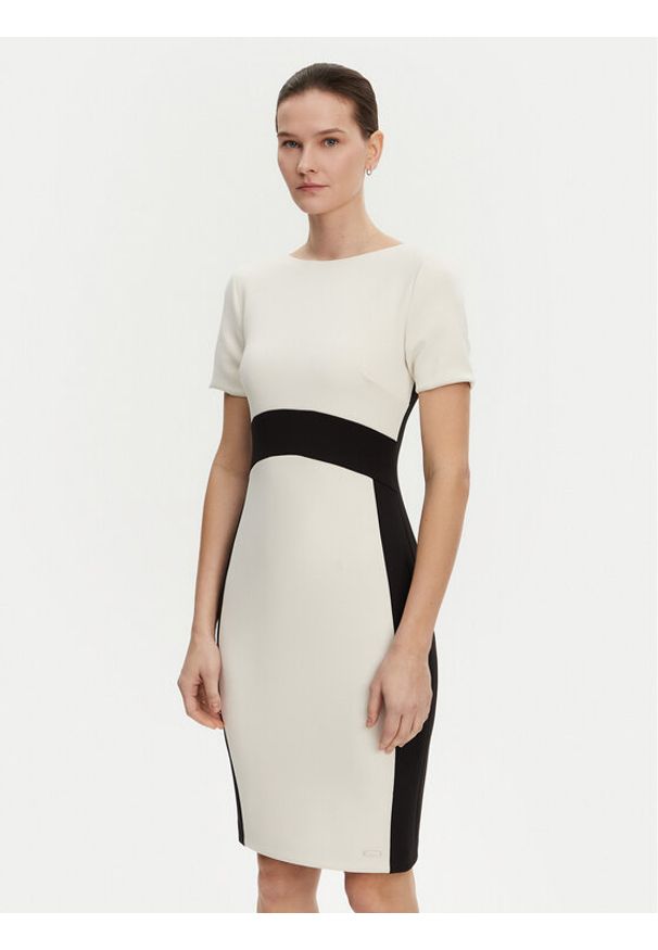 Calvin Klein Sukienka koktajlowa K20K208161 Écru Slim Fit. Kolor: kremowy. Materiał: syntetyk. Styl: wizytowy
