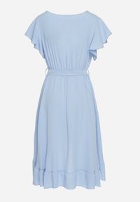 Born2be - Jasnoniebieska Kopertowa Sukienka z Asymetrycznym Dołem Ozdobiona Falbanką z Paskiem w Talii Snidia. Okazja: na spacer, na co dzień. Kolor: niebieski. Wzór: aplikacja. Sezon: lato. Typ sukienki: kopertowe, asymetryczne. Styl: casual, elegancki, klasyczny #2