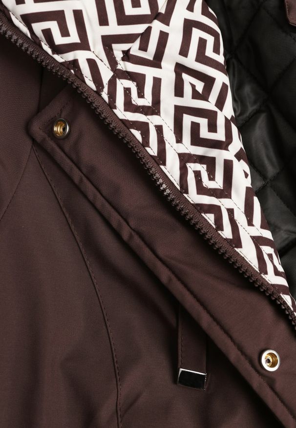 Born2be - Brązowa Kurtka Parka z Kapturem z Ozdobną Wyściółką Tiolara. Okazja: na co dzień, na spacer. Typ kołnierza: kaptur. Kolor: brązowy. Materiał: jeans. Styl: sportowy, casual