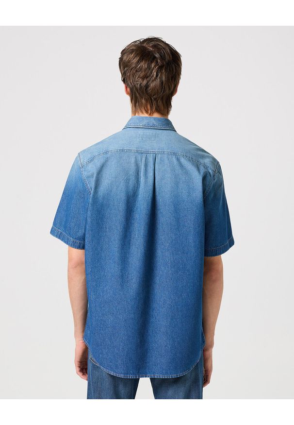 Wrangler - WRANGLER SS 1 PKT SHIRT MĘSKA KOSZULA JEANSOWA MID STONE 112350183 W5K0014179. Materiał: jeans