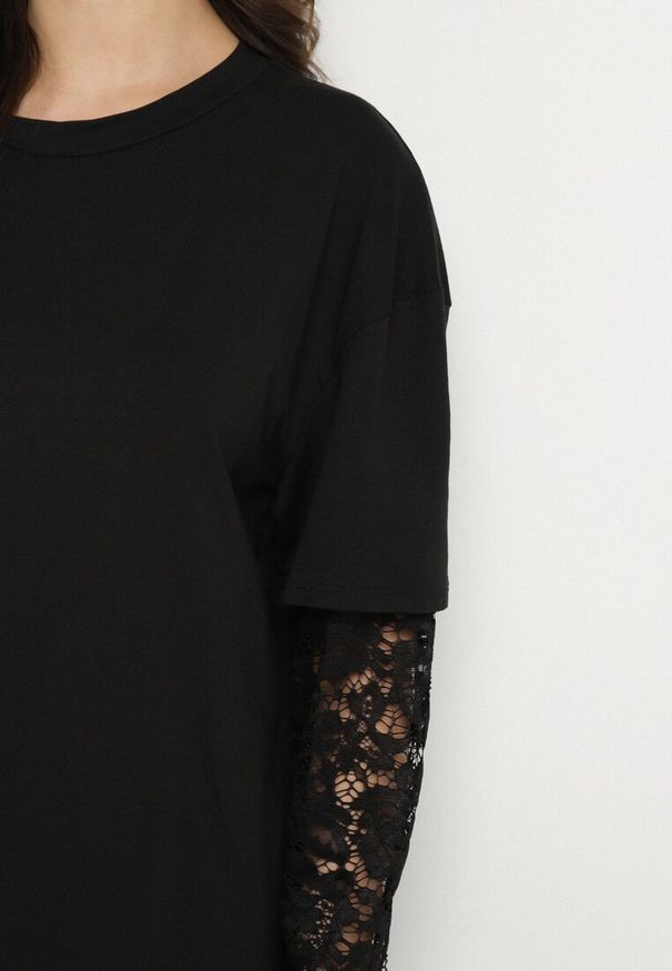 Born2be - Czarna Bawełniana Sukienka T-shirt z Rozcięciami i Koronkowymi Rękawami Fenisia. Okazja: na co dzień. Kolor: czarny. Materiał: koronka, bawełna. Styl: elegancki, casual