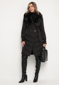 Born2be - Czarna Elegancka Kurtka z Pikowanymi Przeszyciami i Futrzanym Kołnierzem Gallea. Okazja: na spacer, na co dzień. Kolor: czarny. Materiał: futro. Sezon: zima. Styl: elegancki #2