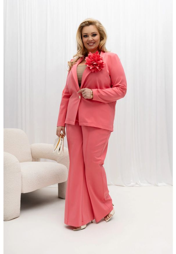 Moda Size Plus Iwanek - Eleganckie koralowe damskie spodnie Anette PLUS SIZE XXL OVERSIZE. Okazja: do pracy, na komunię, na spotkanie biznesowe, na wesele, na imprezę, na ślub cywilny, na urodziny. Kolekcja: plus size. Kolor: pomarańczowy. Materiał: tkanina, poliamid, materiał, guma. Długość: krótkie. Styl: elegancki