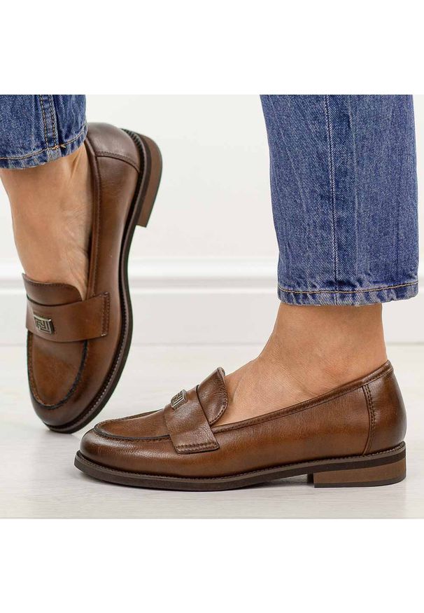 POTOCKI - Brązowe skórzane mokasyny damskie Potocki 19465. Okazja: na co dzień. Nosek buta: okrągły. Kolor: brązowy. Szerokość cholewki: normalna. Wzór: aplikacja. Materiał: skóra. Sezon: wiosna, jesień, lato. Obcas: na obcasie. Styl: casual, elegancki, klasyczny. Wysokość obcasa: niski