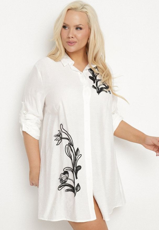 Born2be - Biała Koszulowa Sukienka z Wiskozy Zdobiona Kwiatowym Haftem Nalilsa. Okazja: na co dzień. Typ kołnierza: kołnierzyk klasyczny. Kolekcja: plus size. Kolor: biały. Materiał: wiskoza. Wzór: haft, aplikacja, kwiaty. Typ sukienki: koszulowe. Styl: klasyczny, casual, elegancki