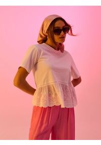 Sinsay - Bawełniana bluzka z koronkowym zdobieniem - biały. Kolor: biały. Materiał: bawełna, koronka. Wzór: aplikacja #1