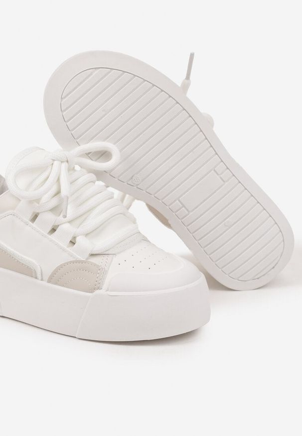 Renee - Białe Streetwearowe Sneakersy Trampki na Platformie Danenith. Okazja: na co dzień. Nosek buta: okrągły. Kolor: biały. Materiał: jeans. Obcas: na platformie