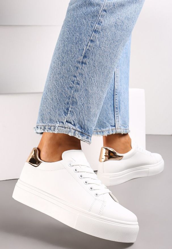 Renee - Biało-Złote Sznurowane Sneakersy z Cholewką przed Kostkę Narelina. Wysokość cholewki: przed kostkę. Kolor: biały. Szerokość cholewki: normalna. Sezon: jesień, wiosna
