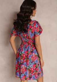 Renee - Różowo-Niebieska Krótka Sukienka w Kwiaty z Szeroką Gumką w Pasie Meles. Kolor: niebieski. Materiał: wiskoza. Długość rękawa: krótki rękaw. Wzór: kwiaty. Sezon: lato. Typ sukienki: kopertowe, rozkloszowane. Długość: mini #4