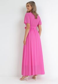 Born2be - Fuksjowa Kopertowa Sukienka z Gumką w Pasie i Plisowaną Górą Davitri. Kolor: różowy. Materiał: materiał. Długość rękawa: krótki rękaw. Typ sukienki: kopertowe. Długość: maxi #2
