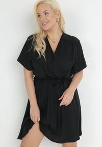 Born2be - Czarna Sukienka z Kopertowym Dekoltem Wiązanym Paskiem i Gumką w Pasie Vung. Kolor: czarny. Materiał: materiał. Typ sukienki: kopertowe. Długość: mini #1