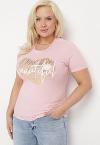 Born2be - Różowy Bawełniany T-shirt z Krótkim Rękawem Ozdobiony Nadrukiem i Cyrkoniami Ozelia. Okazja: na co dzień. Kolekcja: plus size. Kolor: różowy. Materiał: bawełna. Długość rękawa: krótki rękaw. Długość: krótkie. Wzór: nadruk, aplikacja. Styl: casual #1