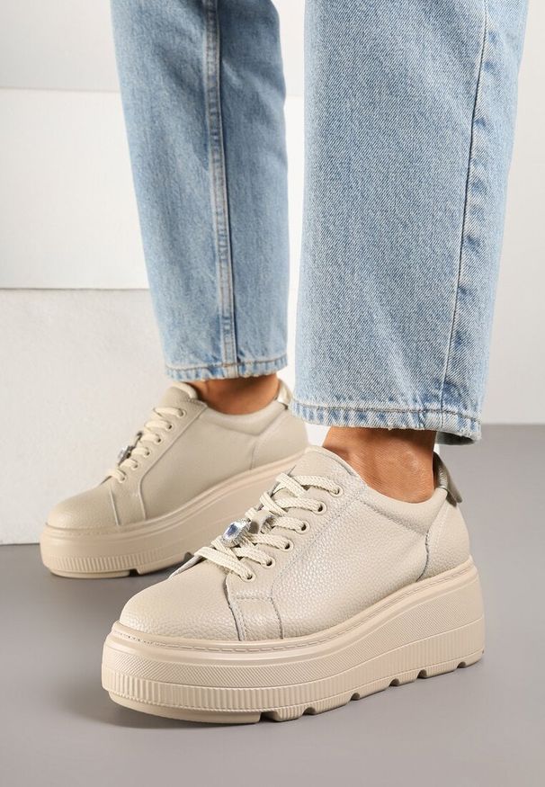 Renee - Beżowe Sneakersy Skórzane na Platformie z Metaliczną Ozdobą Rivzekia. Okazja: na co dzień. Kolor: beżowy. Materiał: skóra. Wzór: aplikacja. Obcas: na platformie